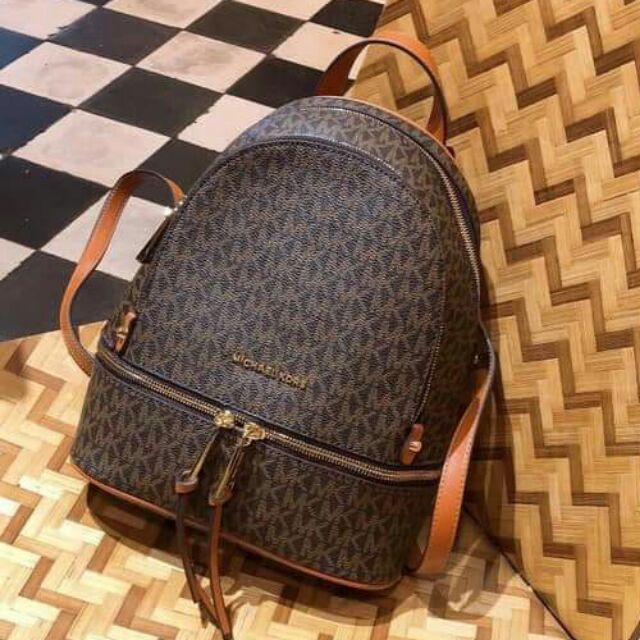 Balo M*K lại về nhé. Hàng đẹp như auth luôn ah. Không đẹp ko lấy tiền a!- Size: 23cm - Chất da thật rất mềm