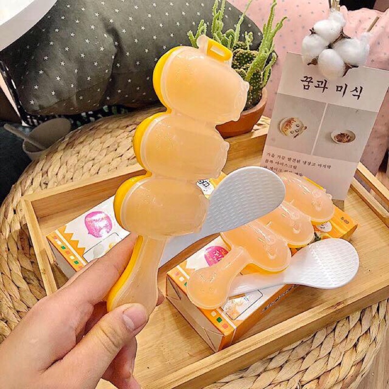Khuôn lắc cơm tạo hình tròn cho bé ăn