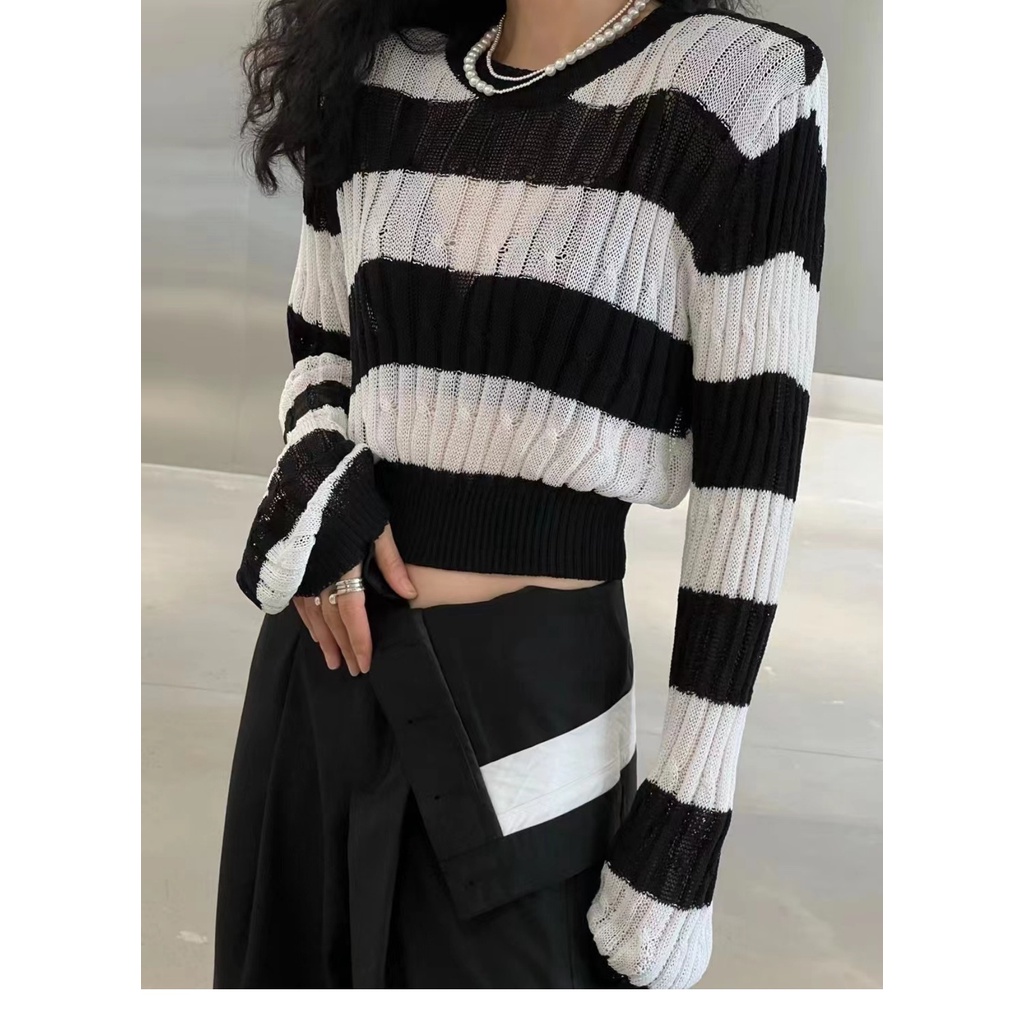 Áo len dệt kim kumikumi tay dài cổ tròn khoét lỗ gợi cảm phong cách Hàn Quốc cho nữ