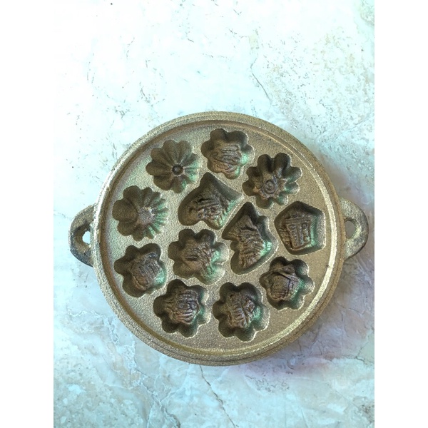 Khuôn bánh thuẫn 12 lổ 20cmx3cm gang vàng chống dính khuôn bánh bông lan