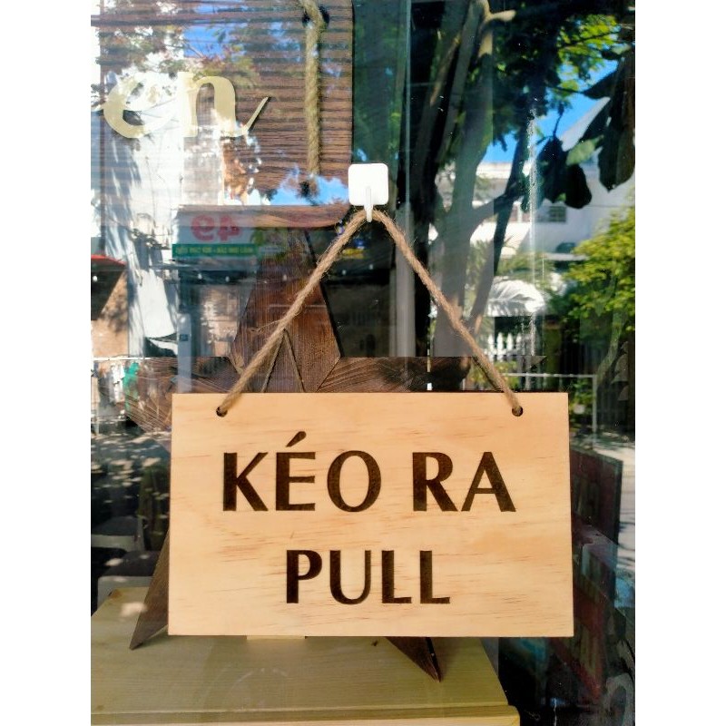 Bảng gỗ khắc laser nội dung "Đẩy ra/Kéo ra" song ngữ + kèm dây treo - LUMY Wood Decor