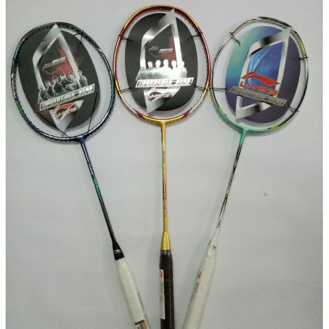 Vợt cầu lông Li-ning, khung carbon được tặng 1 lần cước, cuốn cán và bao vợt đi kèm.
