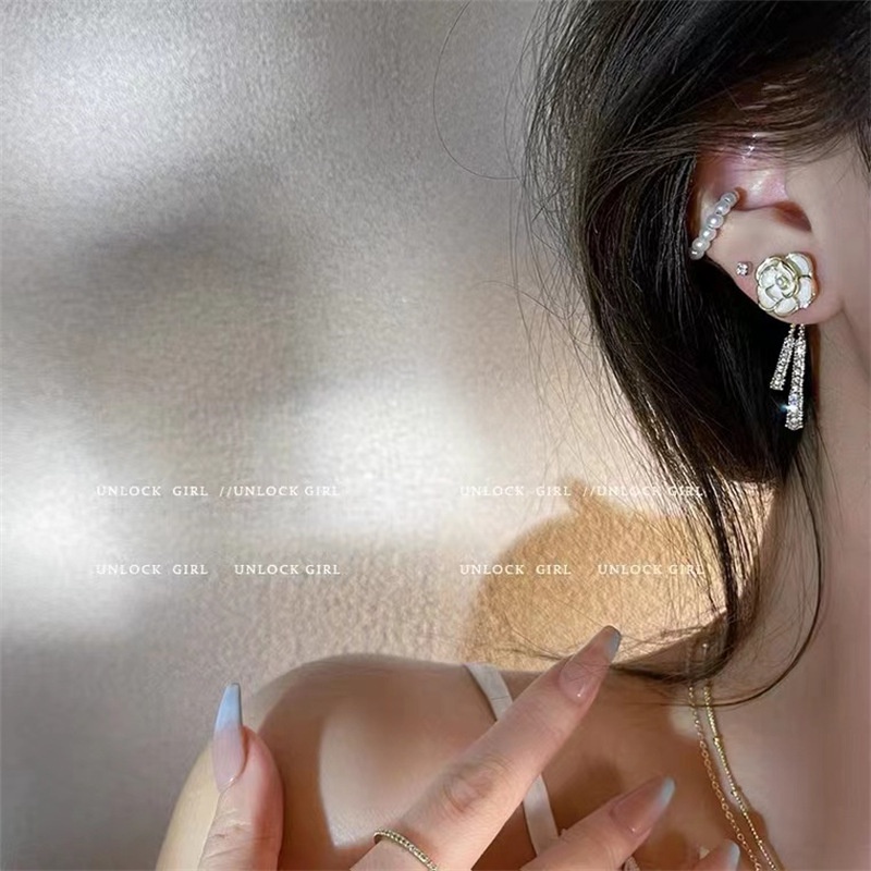 Hoa Tai Dáng Dài Hình Hoa Trà Đính Ngọc Trai Phối Tua Rua Phong Cách Pháp