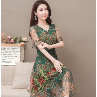 Đầm xòe cổ V họa tiết