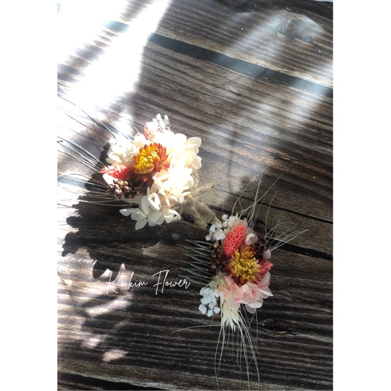 Combo hoa cài áo chú rể và xược tóc cô dâu