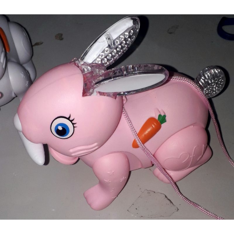 Một chú thỏ bằng nhựa có nhạc và đèn led rất đẹp tặng kèm pin