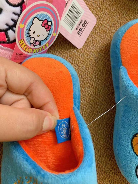 Dép mang trong nhà bé gái