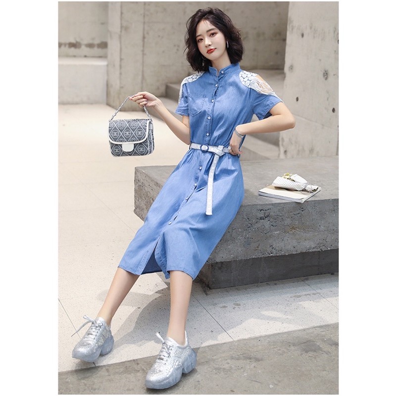 Đầm jean cổ sơ mi hở vai phối ren điệu đà