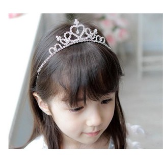 Vương niệm đội tóc cho bé gái