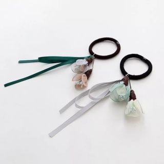 Cột tóc hoa rơi phong cách hàn