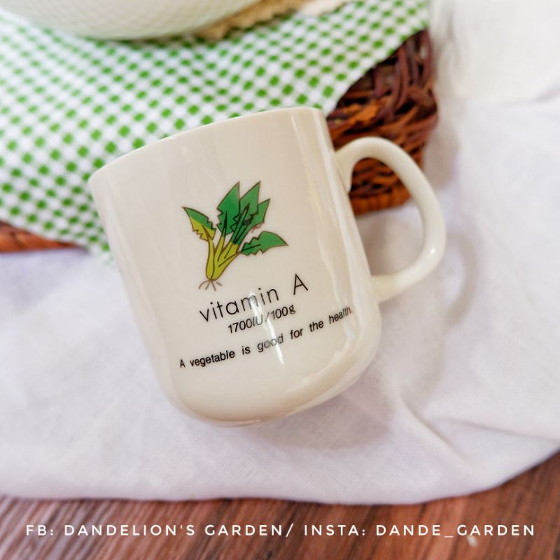 Tô và ly vẽ hình rau cải