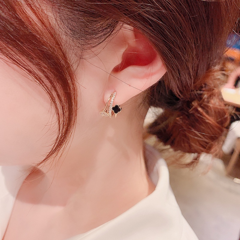 Bông Tai Hình Hoa Bốn Lá Nhỏ Màu Trắng Đen Thời Trang 2022