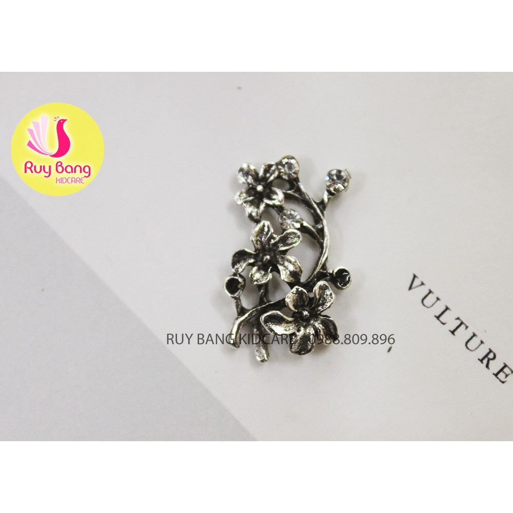 Cành lá kim loại, center đá đính hoa vải handmade