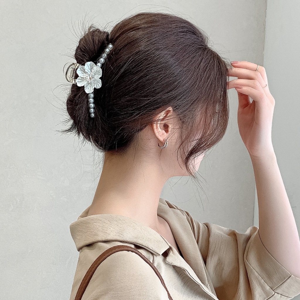 Kẹp tóc càng cua nhựa gắn hoa xinh xắn phong cách hiện đại dành cho nữ.