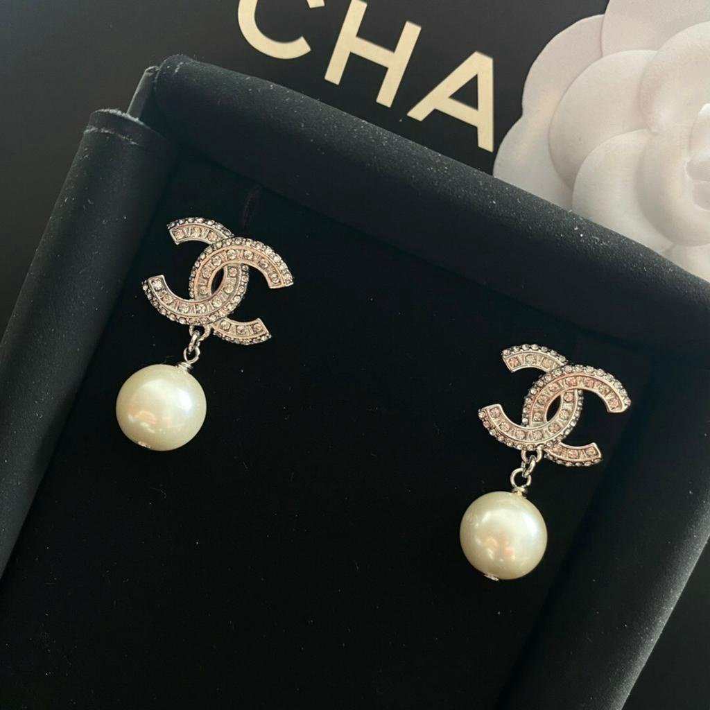 Liên Minh Họa Tiết Chữ C Đính Ngọc Trai Thời Trang Phong Cách Mới