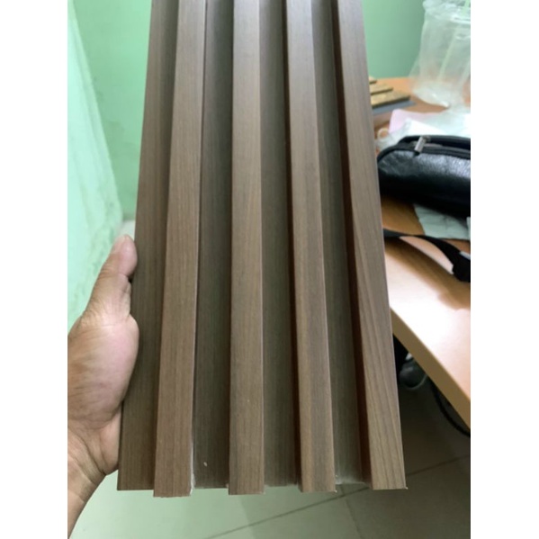 trang trí tường lam 4 sóng giả gỗ thi công trọn gói