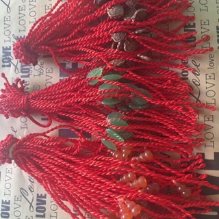 Vòng tay đỏ may mắn.