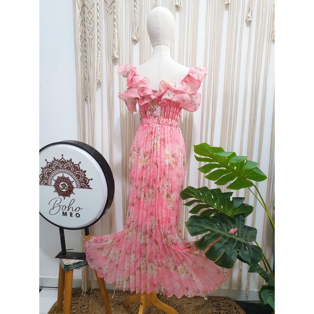 Váy hoa Ngọc Trinh khoét eo