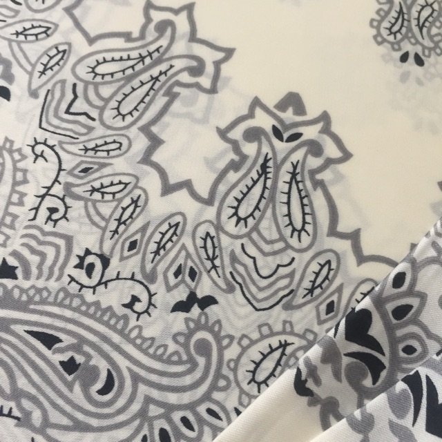 Khăn bandana lụa.