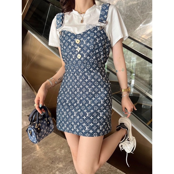 Váy yếm denim hoạ tiết logo thương hiệu Louis Vuitton LV cao cấp xuân hè 2022