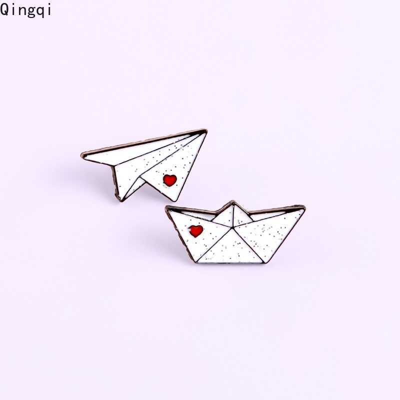 Ghim cài áo Miss Zoe hình máy bay giấy thuyền giấy xinh xắn