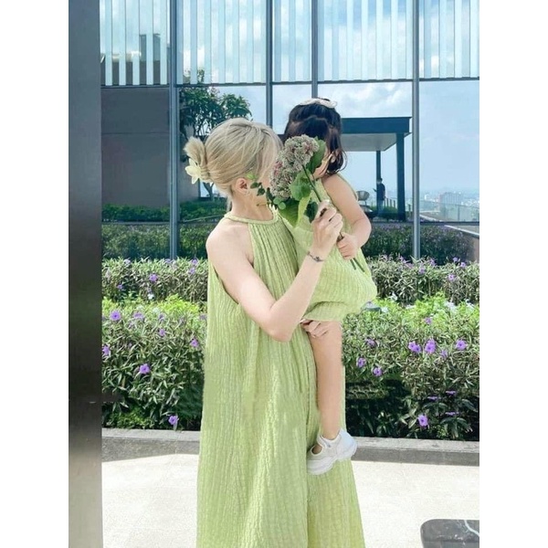 Váy yếm suông xốp nhăn đi chơi đi du lịch có thể mặc đôi cho mẹ và bé gái