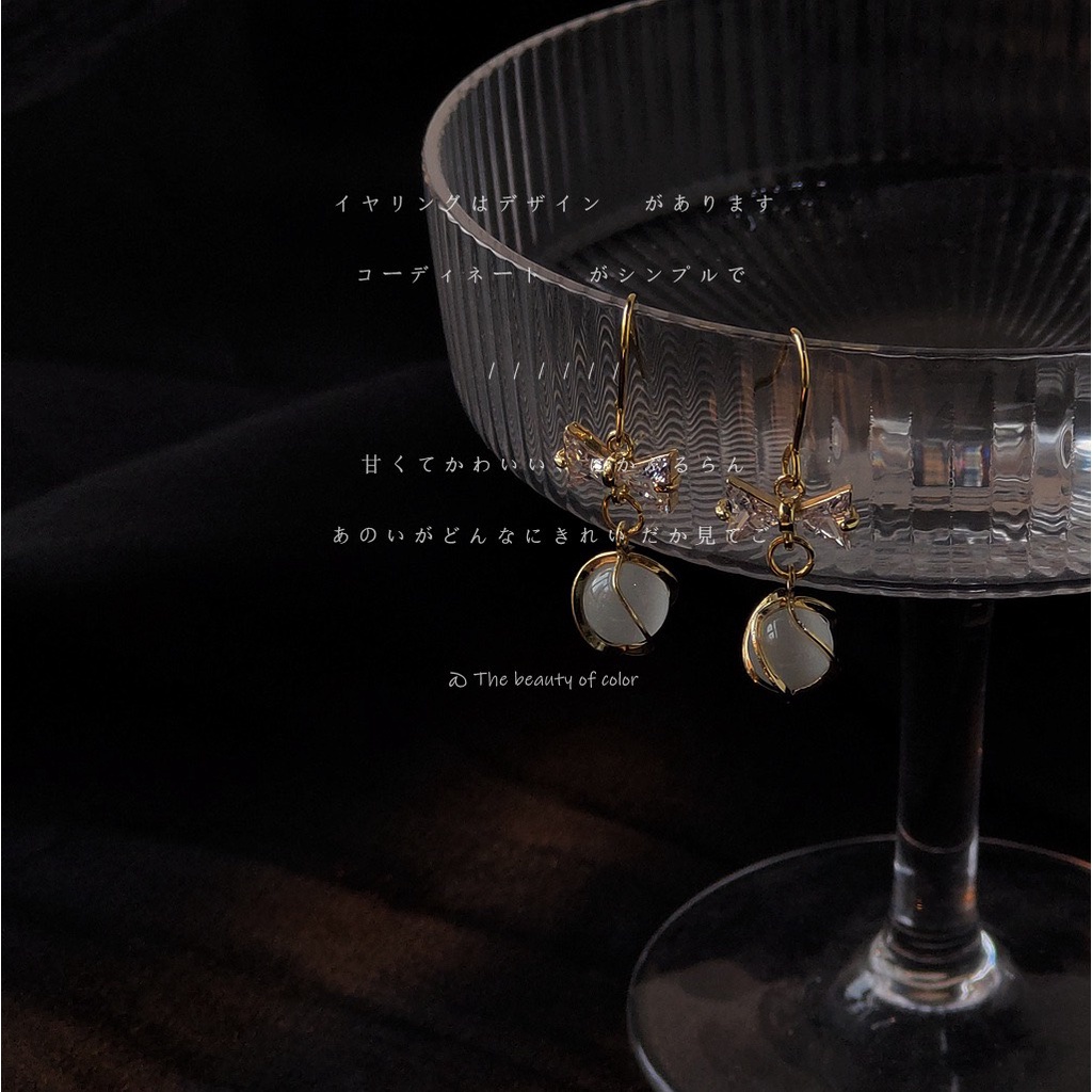 Thanh lịch nhưng sang trọng với bông tai giọt nước nơ B948 mạ 925