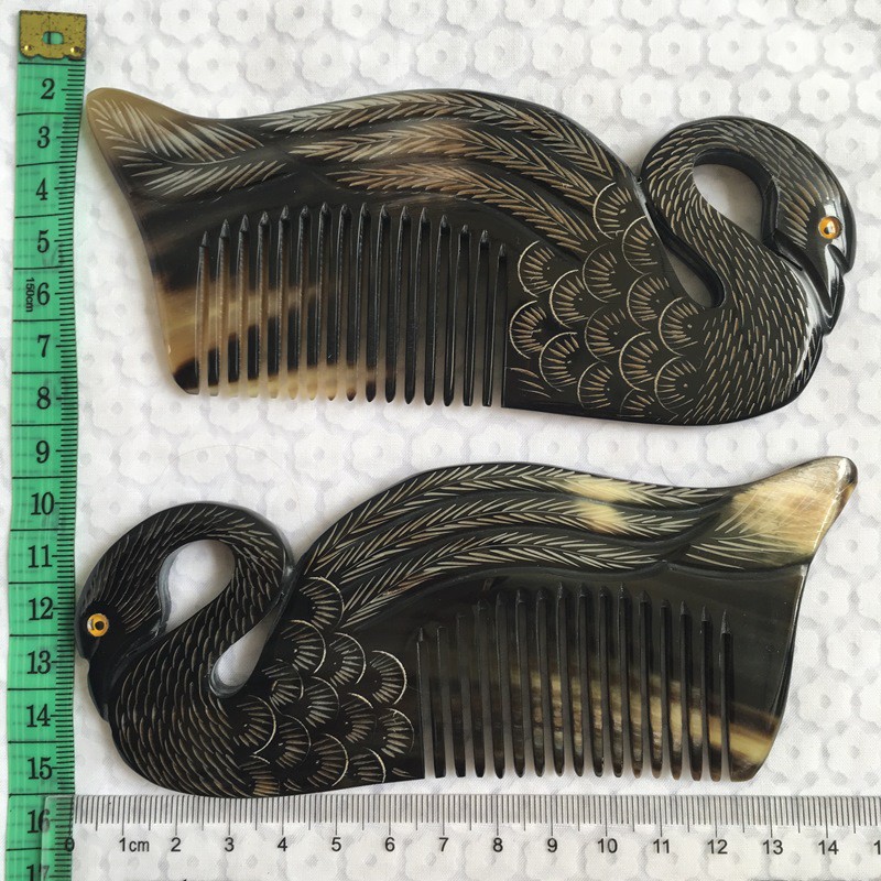 Lược chải tóc sừng bò châu Phi (Thiên Nga khắc 2 mặt màu đen - L15)