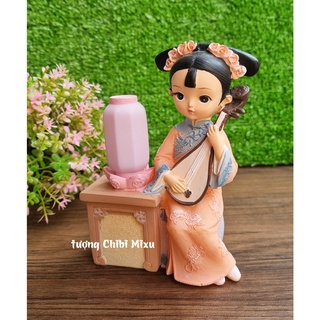 Tượng thiếu nữ cổ trang đánh đàn bên đèn