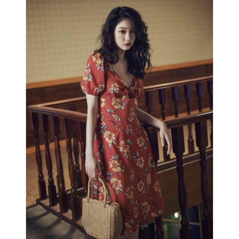 Đầm hoa đỏ nơ ngực dây chéo lưng.