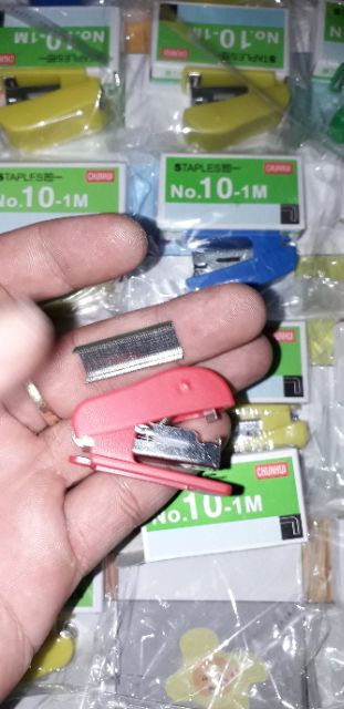 Một chiếc ghim bấm mini bằng nhựa rất đẹp cho bé