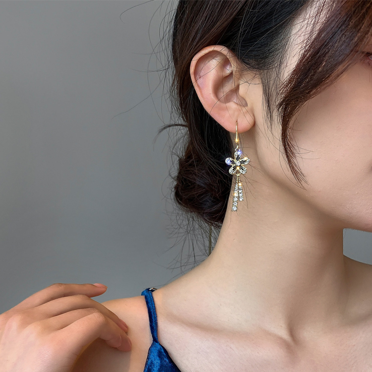 Đôi bông tai đính kim cương giả mặt hình hoa dáng dài sáng bóng