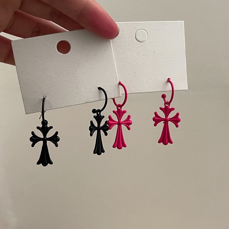 Bông Tai Chữ C Màu Đỏ Hồng Mặt Chữ C Màu Đen