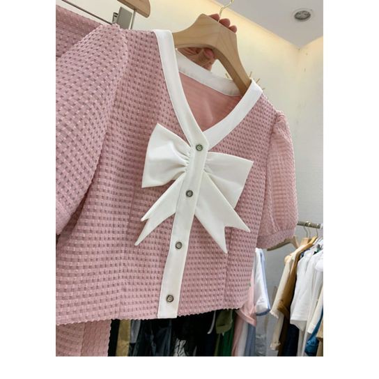 Sét chân váy xếp ly, áo cổ tim đính nơ tay lỡ thiết kế cao cấp thời trang công sở, dự tiệc sang trọng V102 | BigBuy360 - bigbuy360.vn