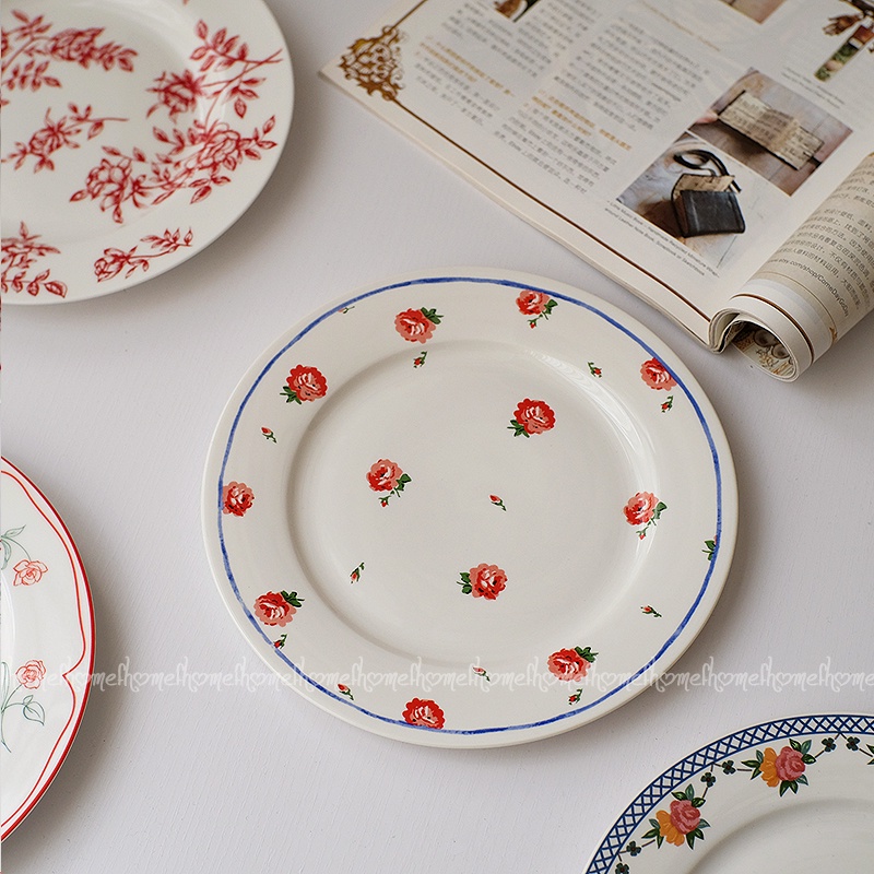 Đĩa sứ phong cách vintage.