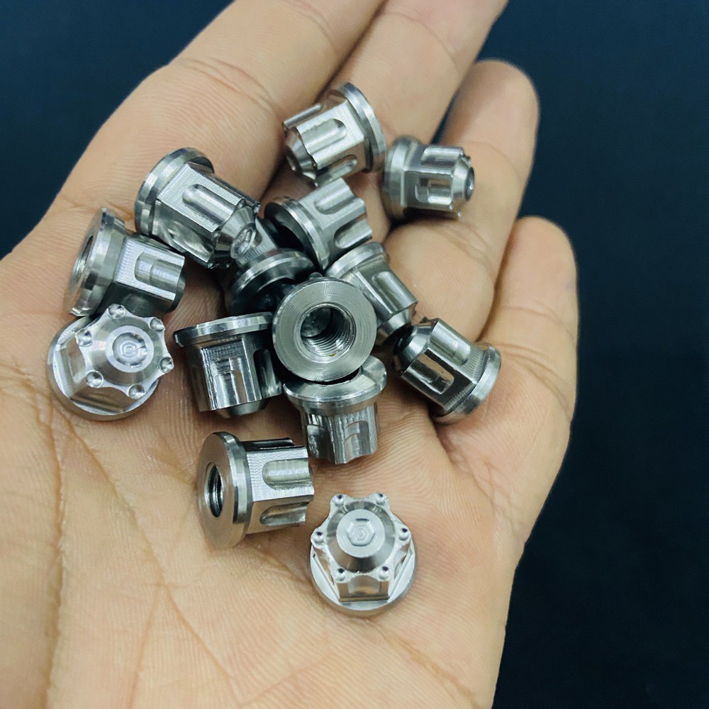 ỐC SALAYA 7LY GẮN NẮP 4 LỔ ĐẦU BÒ XE HONDA WAVE, DREAM ( COMBO 4 CON )