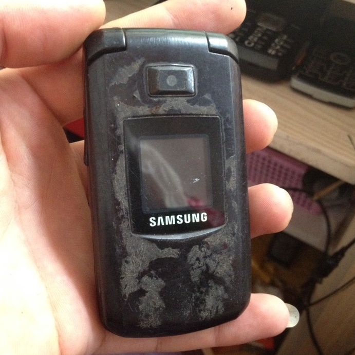 Xác SAMSUNG E690 k pin,lên lỗi màn,mất phím,bán xác ae lấy linh kiện,