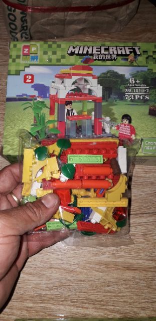 Lắp ráp 1 hộp LegoMineCraft 1810 có nhiều chi tiết bằng nhựa ABS