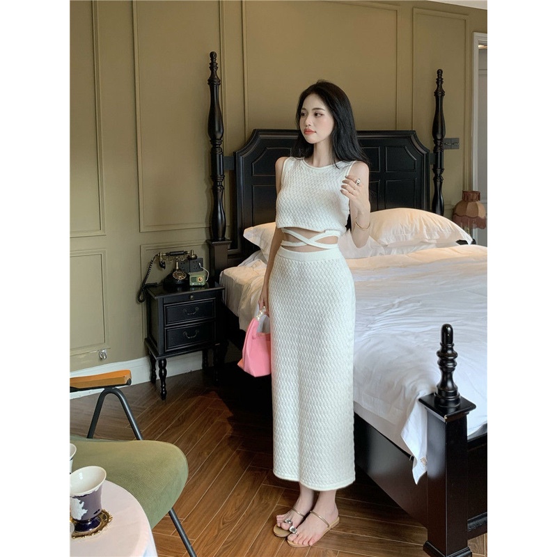 Bộ đồ gồm áo lửng hai dây không tay và chân váy lưng cao thời trang mùa hè sang trọng dành cho nữ