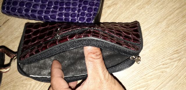 Chiếc ví da Pu cầm tay kích thước dài 20cm và rộng 10 cm có 2 ngăn rất đẹp như hình