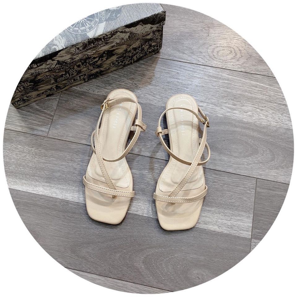 Sandal kẹp dây lạ