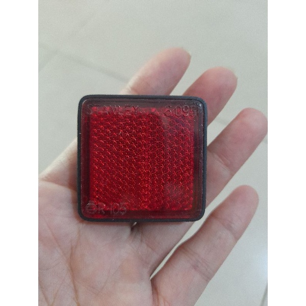 Tấm phản quang gắn đuôi dè sau xe Wave anpha và Citi loại nhỏ.