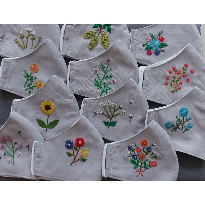 khẩu trang linen thêu tay màu xám.