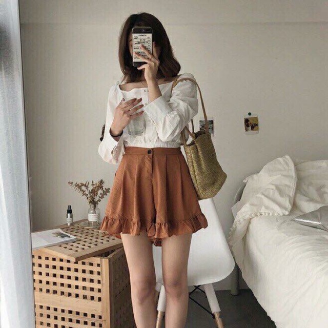 Sẻ áo trắng quần nâu