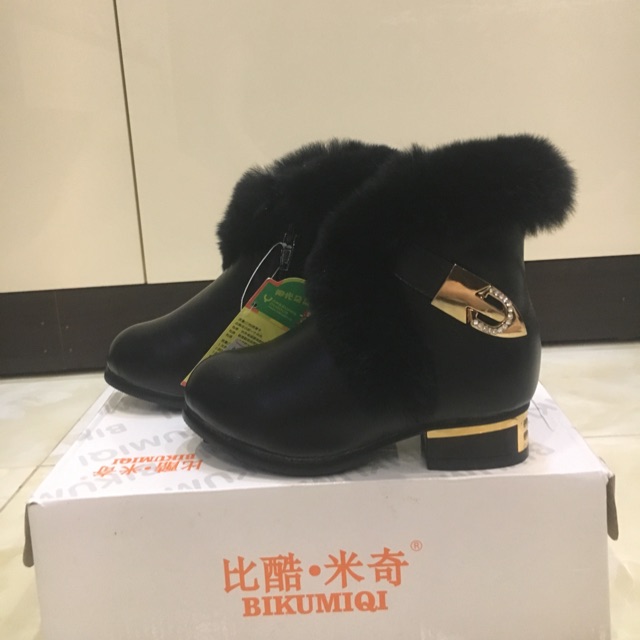 Giầy boots bé gái hàng mới về dành cho các bé gái 4 tuổi