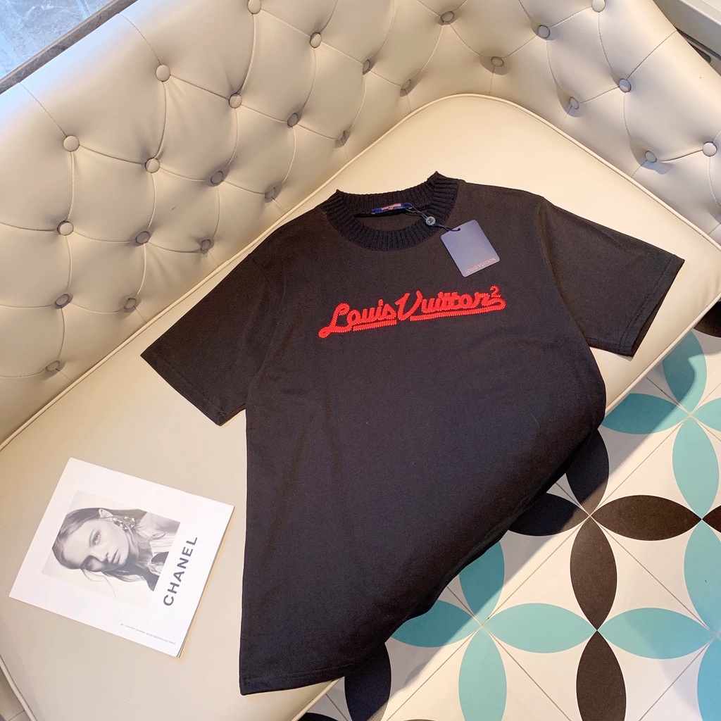 ⚡️ - Áo Tee Luon Vuitton EMBROIDERED MOCKNECK TEE Chữ Thêu Cao Cấp, Áo Thun LV cổ bo