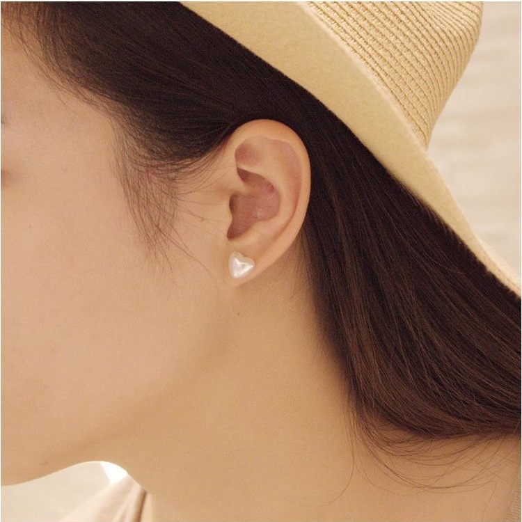 Bông tai hình trái tim nhựa trắng hàn quốc giá rẻ MS69