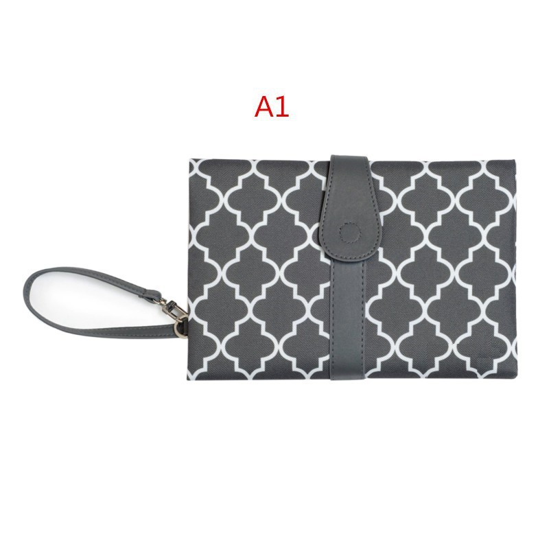 Tấm lót thay tã em bé thiết kế di động giữ sạch tay