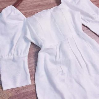 Đầm gấm trắng cổ u