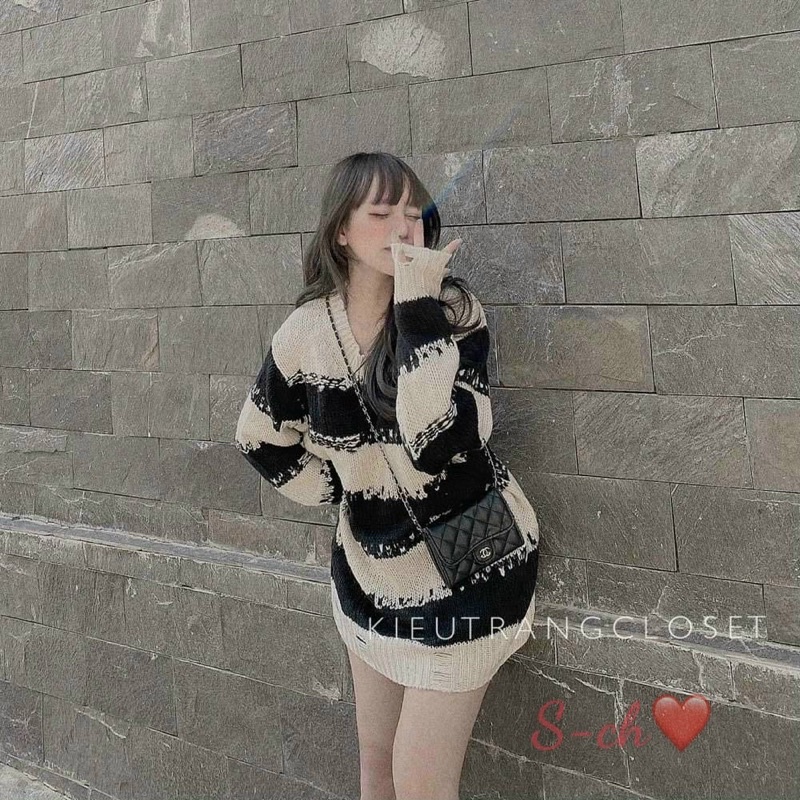 Áo len rách kẻ ngang đen trắng dáng giấu quần | BigBuy360 - bigbuy360.vn